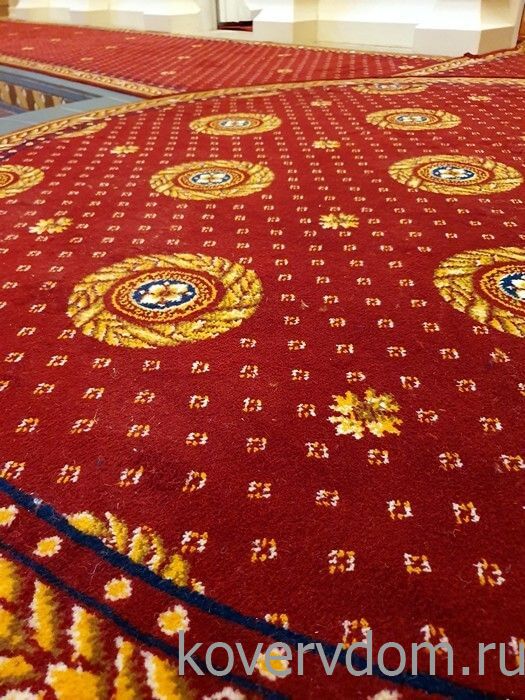 Полушерстяное ковровое покрытие с укладкой в алтарную часть, на солею и амвон в храме
