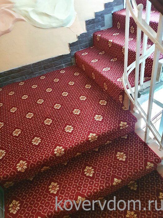 Полушерстяное ковровое покрытие SIDNEY ROSE с укладкой на лестницу