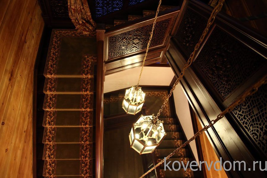 Шерстяная ковровая дорожка с укладкой на лестницу